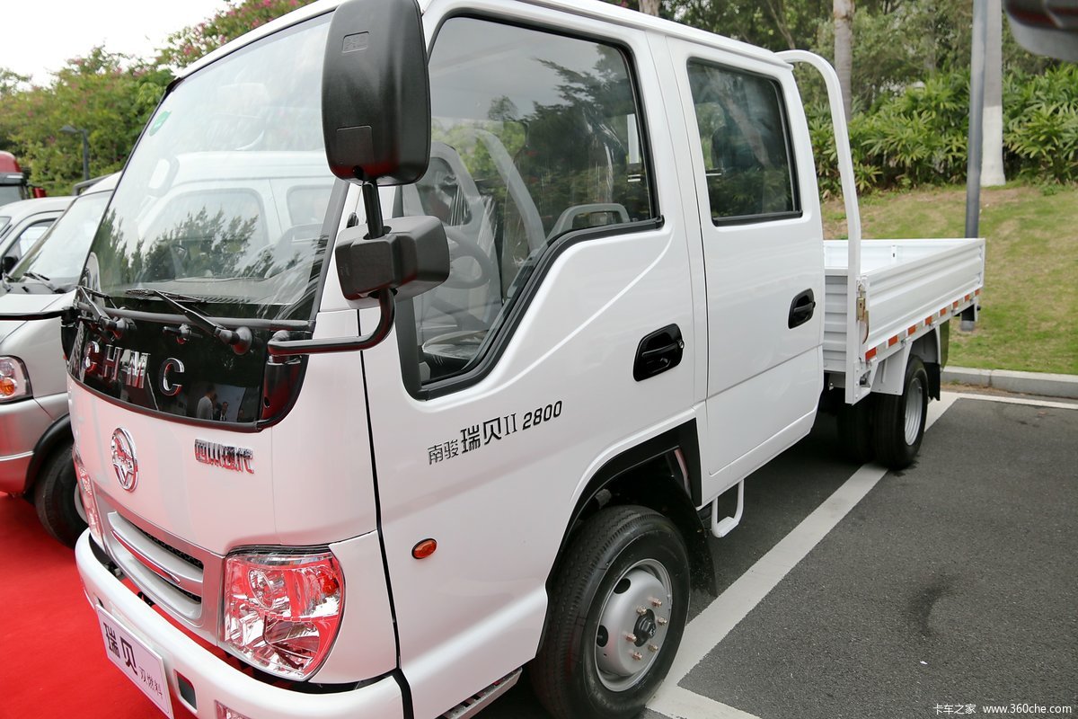 四川现代 瑞贝 四川现代 瑞贝 113马力 2.6米双排栏板轻卡 外观