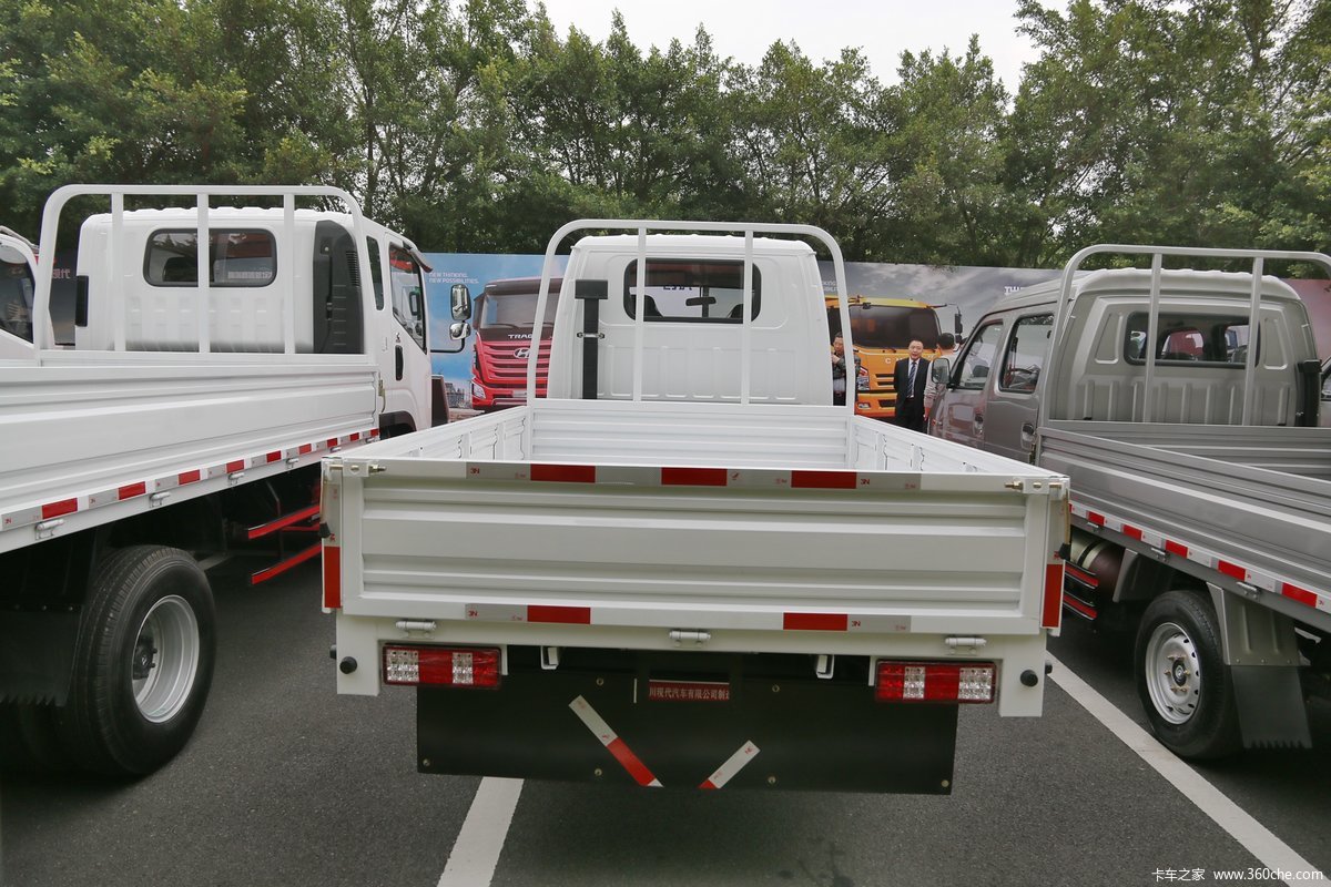 四川现代 瑞贝 四川现代 瑞贝 113马力 2.6米双排栏板轻卡 外观