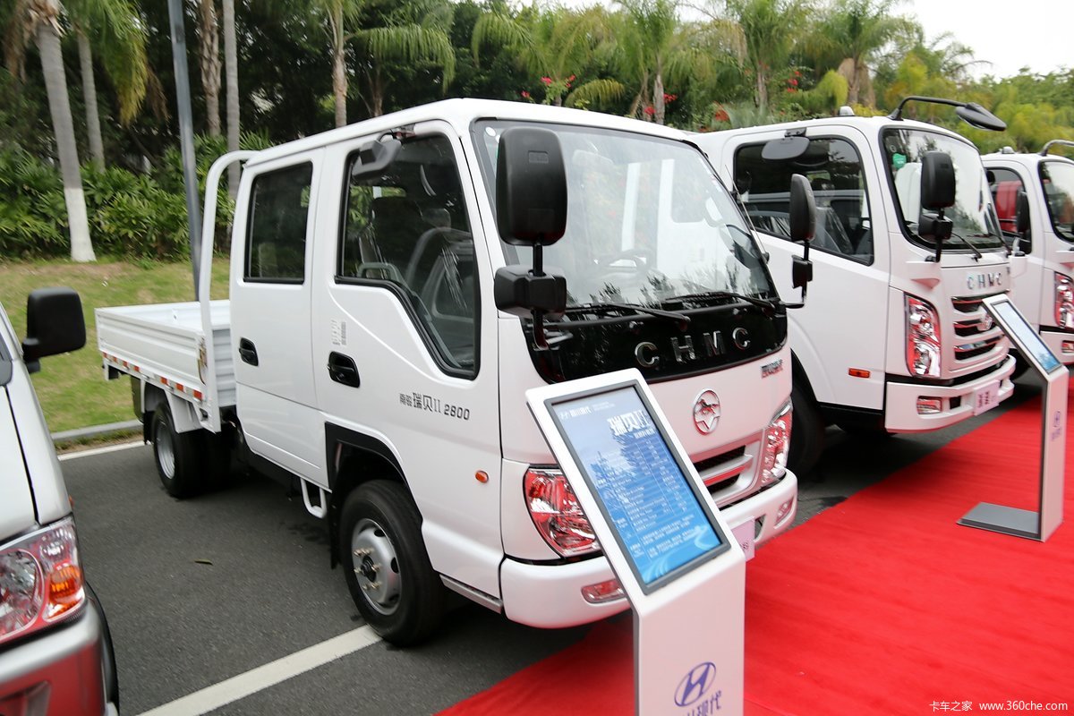 四川现代 瑞贝 四川现代 瑞贝 113马力 2.6米双排栏板轻卡 外观