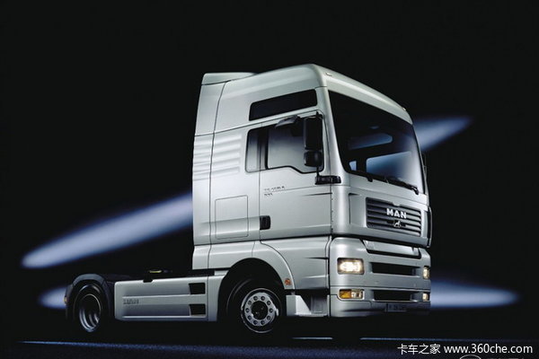 图为青年曼牵引车