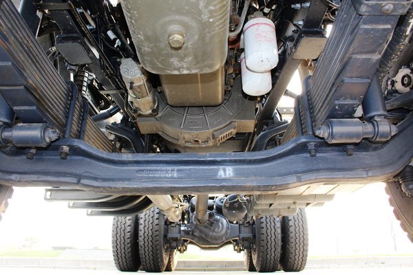 8米lng自卸车(蓬翔轮边减速桥)(sqr3252n6t4)底盘图片