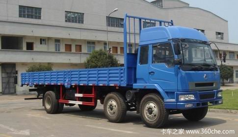 东风柳汽 乘龙中卡 245马力 6X2 9.6米栏板载货车(LZ1200PCS)