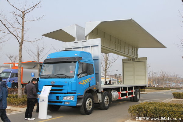 青岛解放 悍威(J5M)重卡 220马力 6X2 9.5米排半厢式载货车(CA1251P1K2L7T3EA80)