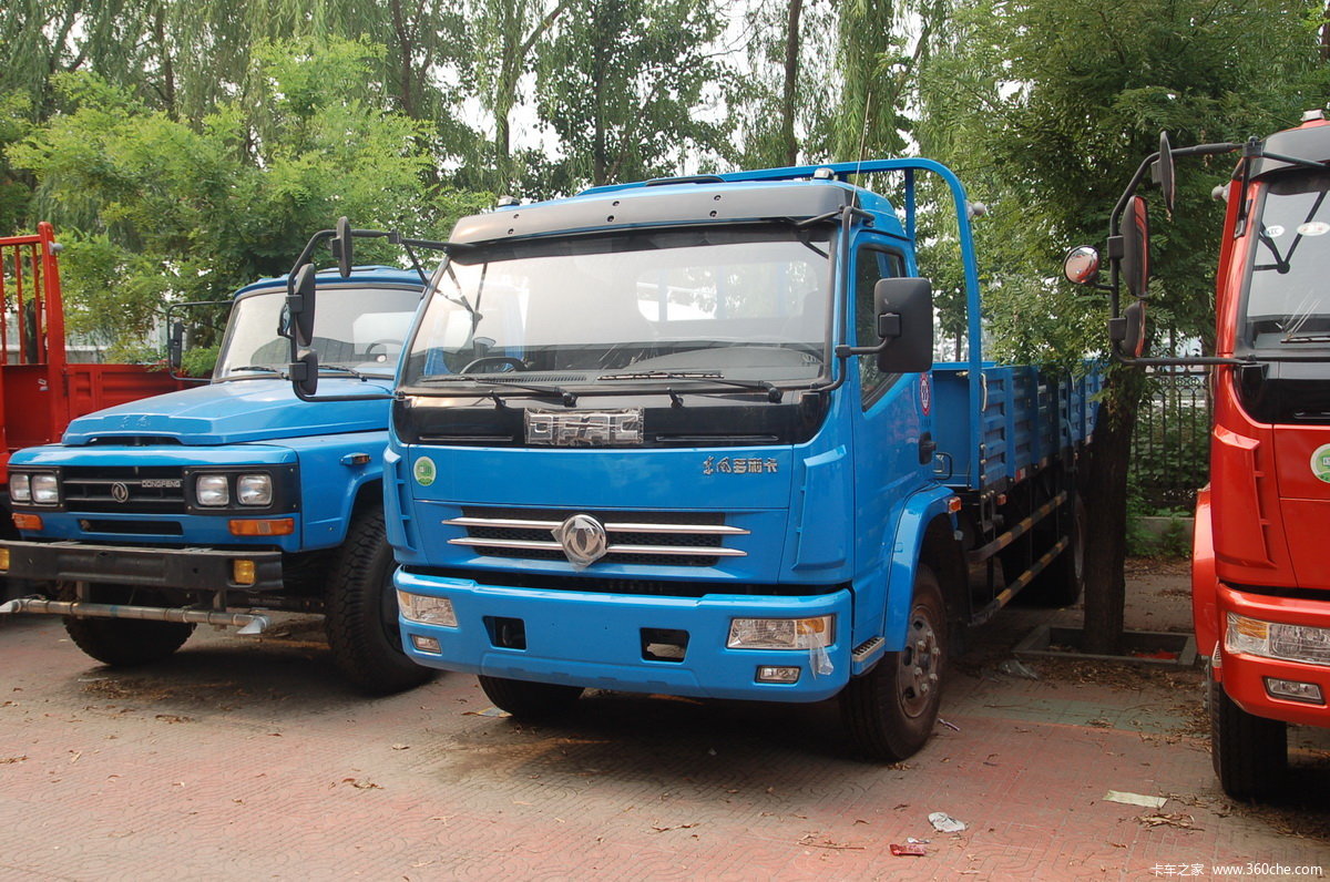 东风 多利卡M 136马力 4X2 5.8米排半栏板载货车
