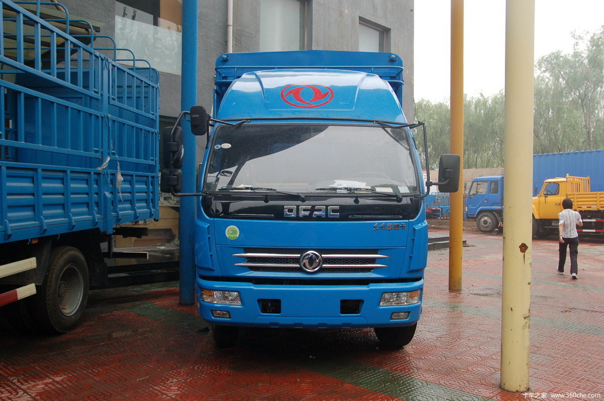 东风 多利卡D8 170马力 4X2 6.2米排半仓栅式载货车