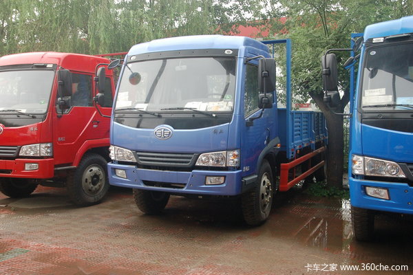 青岛解放 赛龙III中卡 160马力 4X2 5.8米排半栏板载货车(CA1127PK2EA80)