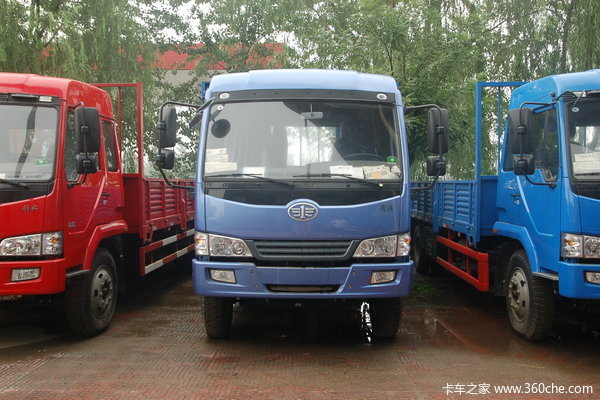 青岛解放 赛龙III中卡 160马力 4X2 5.8米排半厢式载货车(CA5117XXYPK2EA80-3)