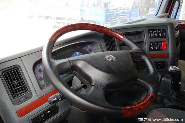 霸龙507的内饰做得很精巧,突显了欧洲车的细致,车内设计了很多阅读灯