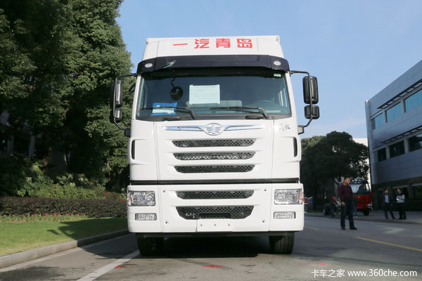 青岛解放 途V重卡 290马力 6X2R 9.65米厢式载货车(CA5250XXYP2K2L7T2E5A80)