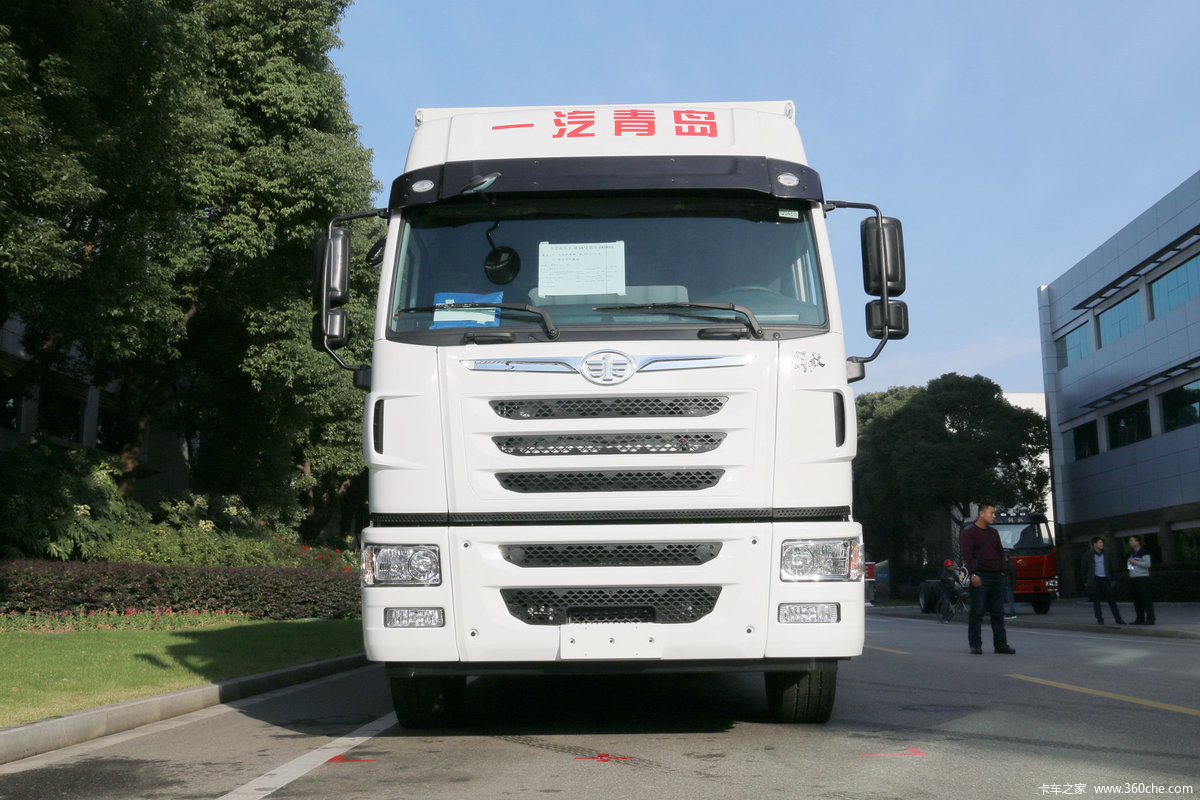 青岛解放 途V重卡 350马力 8X4 9.5米厢式载货车