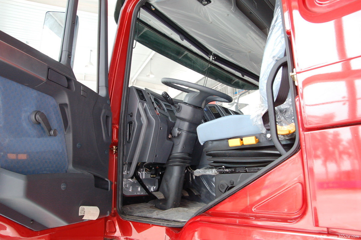 陕汽 德龙f2000重卡 290马力 4x2 牵引车(高顶双卧铺)(sx4185nm351)