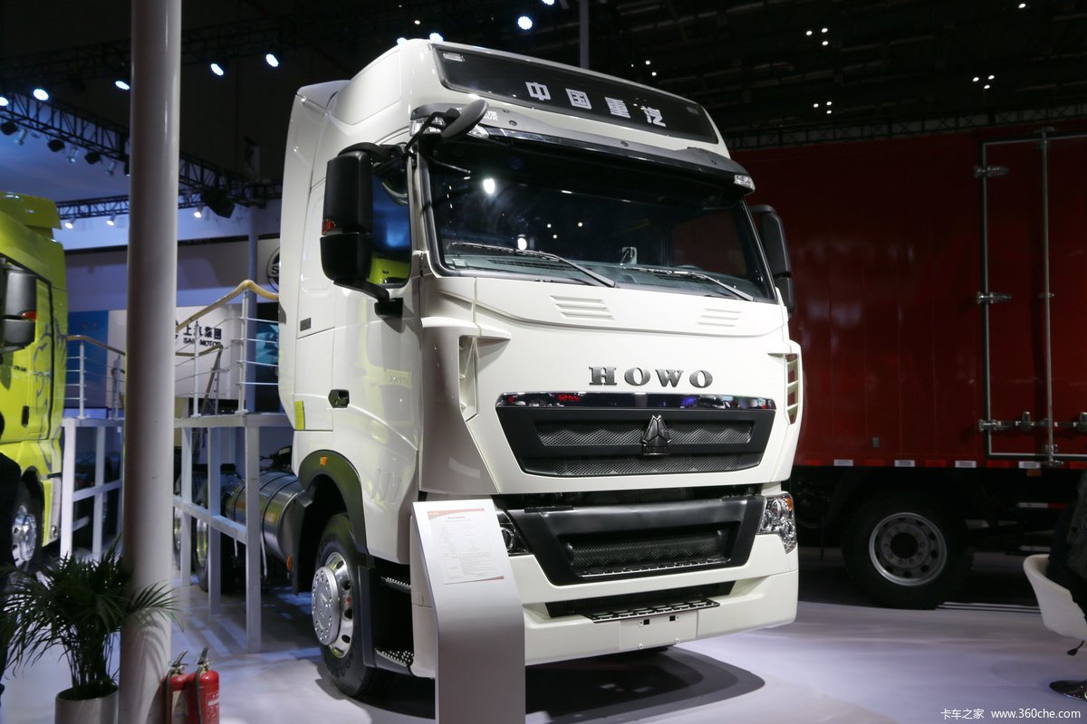 中国重汽 HOWO T7H 重卡 430马力 6X4 LNG牵引车