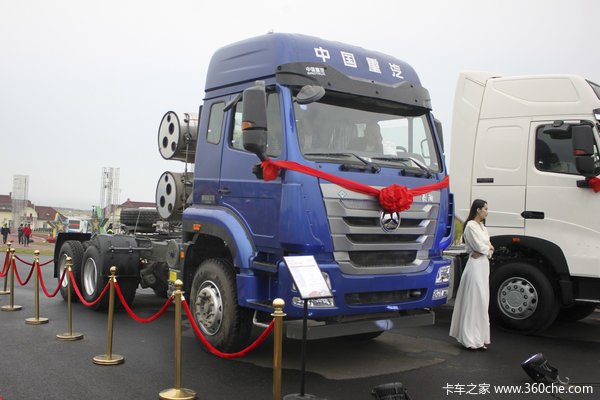 中国重汽 豪瀚J7G重卡 430马力 6X4 LNG牵引车(ZZ4255N3847E1L)