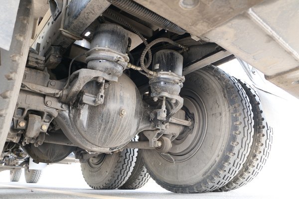 徐工 汉风g5 350马力 8x4 随吊车(nxg1310d5nex)底盘图片