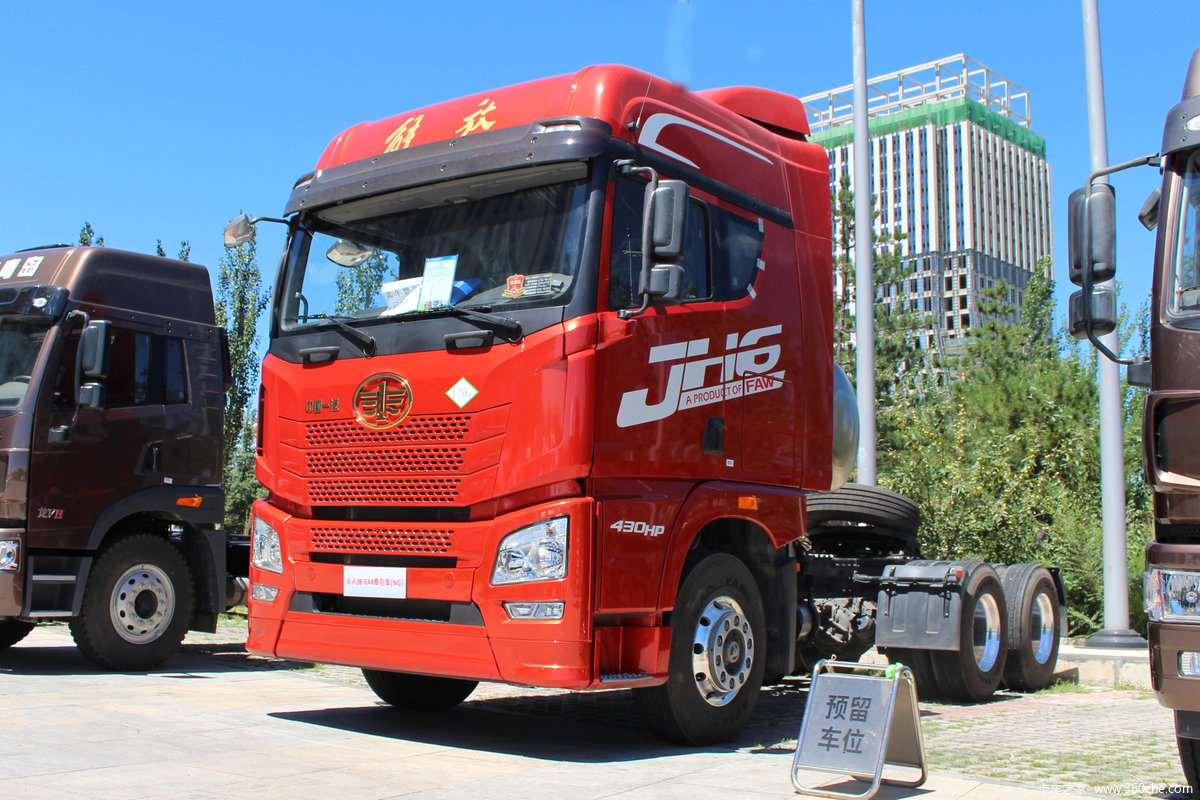 青岛解放 JH6重卡 430马力 6X4 LNG牵引车