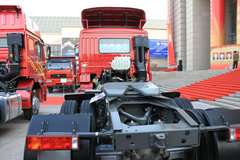 中国重汽 豪运重卡 380马力 6X4牵引车(ZZ4255N3245D1)