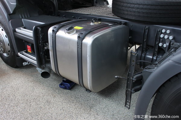 副油箱 300l,上有提示,加油先加主油箱.