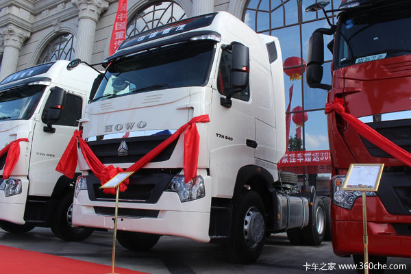 中国重汽 HOWO T7H重卡 540马力 6X4牵引车(ZZ4257W324HE1B)