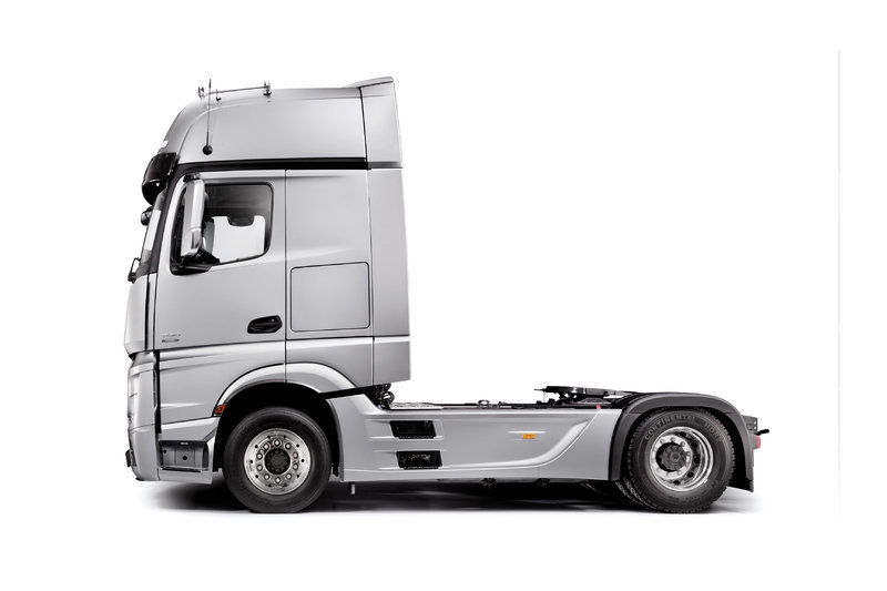 【图】奔驰 新actros重卡 420马力 4x2公路牵引车(型号1842 ls)_实拍