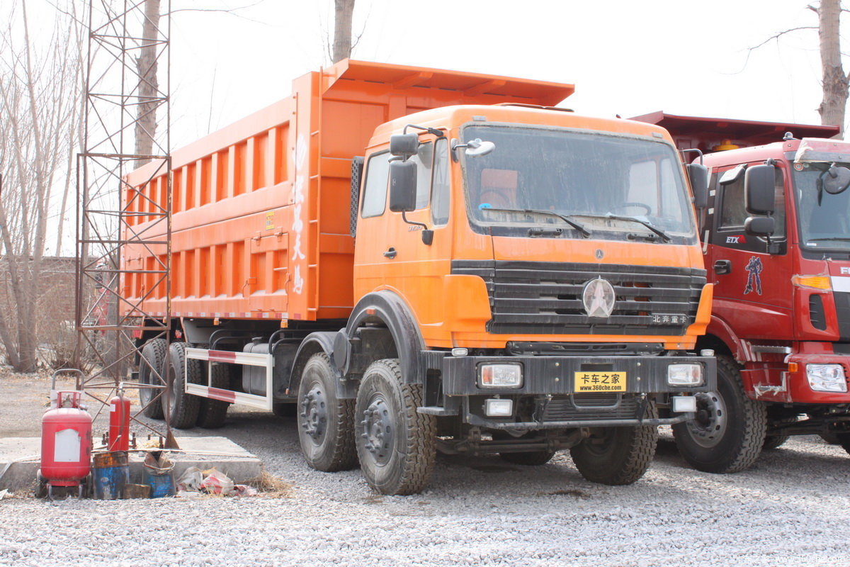 北奔 NG80B重卡 350马力 8X4 9.4米LNG自卸车