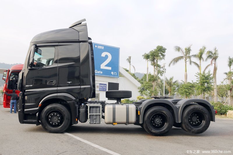 【图】奔驰 新actros重卡 420马力 6x2r公路牵引车(型号2642)_实拍