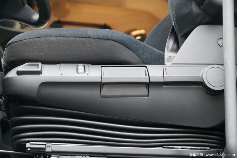 【图】奔驰 新Actros重卡 420马力 6X2R公路牵