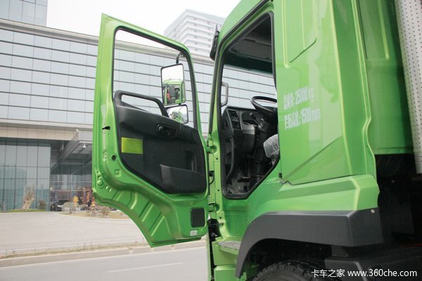 陕汽商用车 轩德x6 385马力 6x4 5.6米渣土自卸车驾驶室图片