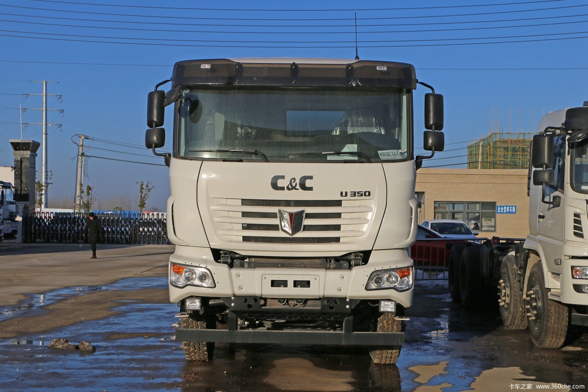 联合卡车U350 350马力 8X4 8方混凝土搅拌车