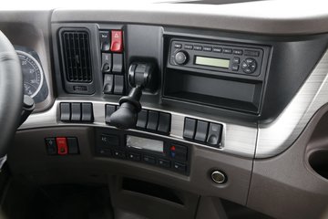 【东风柳汽 乘龙h7重卡 430马力 6x4 lng牵引车(lz4250h7dl)驾驶室