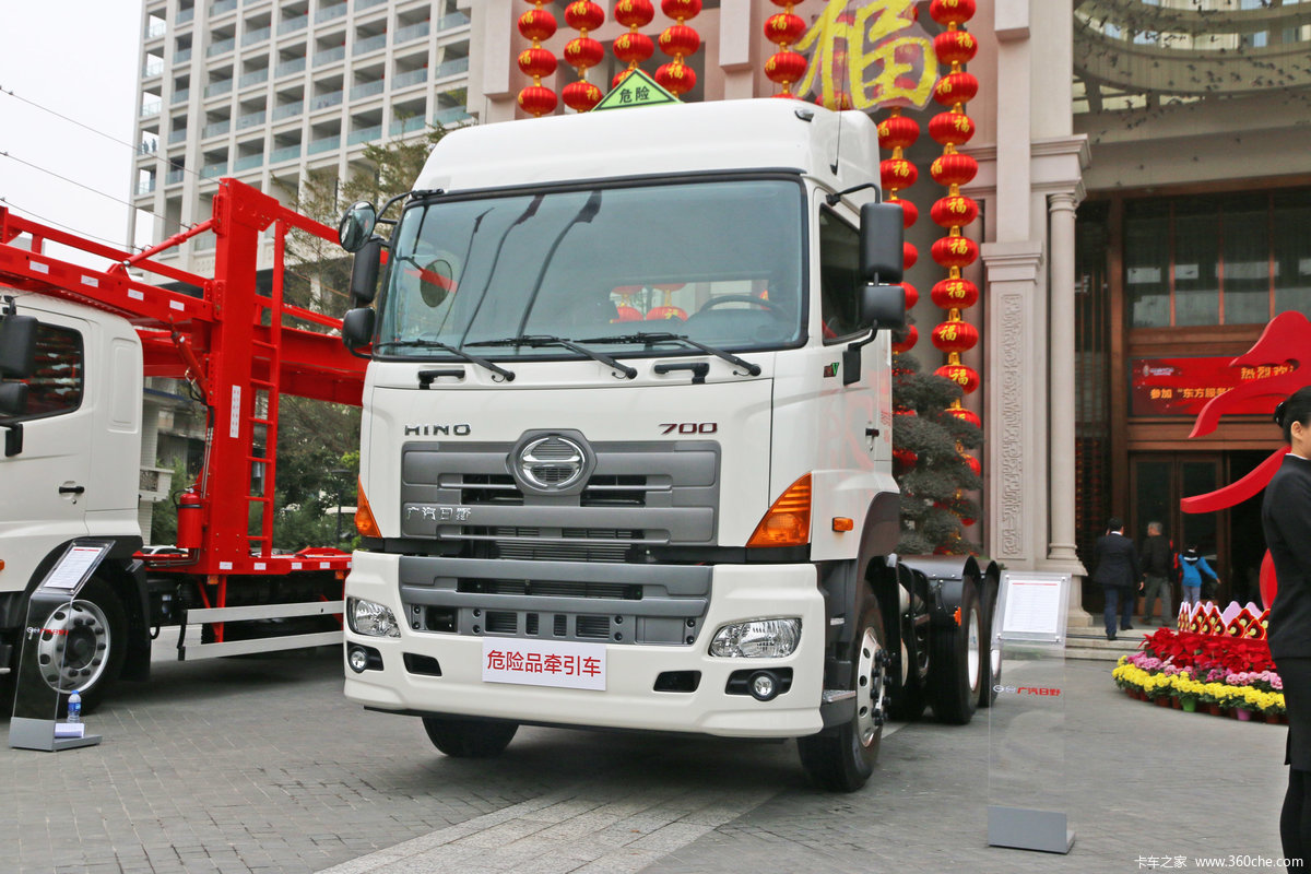 广汽日野 700系列重卡 450马力 6X4危险品牵引车(后气囊悬挂)