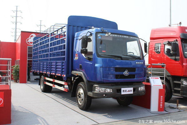 东风柳汽 乘龙609中卡 140马力 4X2 6.7米仓栅式载货车(LZ5120CSRAP)