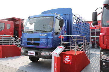 东风柳汽 乘龙609中卡 140马力 4X2 6.7米排半仓栅式载货车(LZ5163CSRAP)