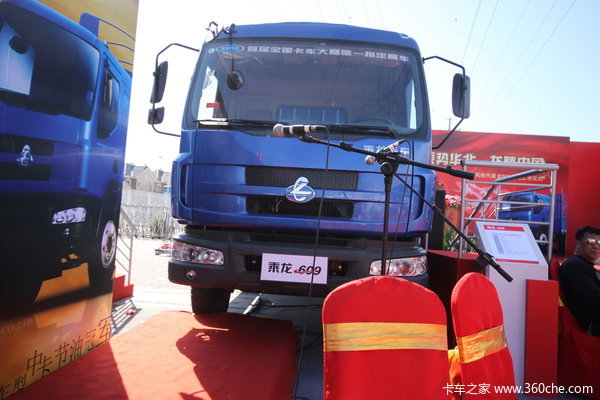 东风柳汽 乘龙609中卡 140马力 4X2 5.7米厢式载货车(LZ5100XXYLAL)