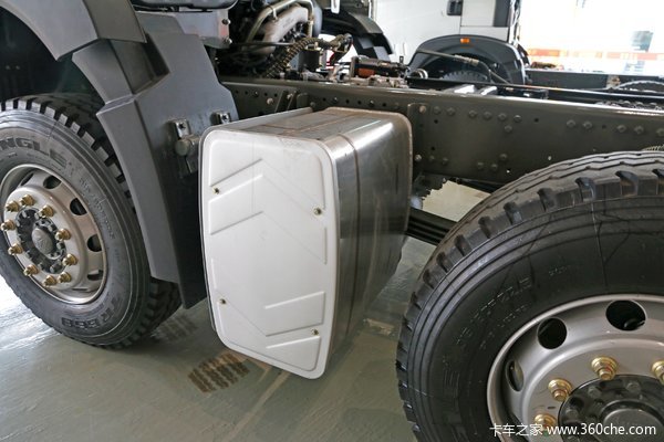 中国重汽 howo t7h重卡 440马力 10x4 载货车底盘(后提升)底盘图片