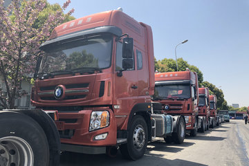 中国重汽成都商用车原重汽王牌w5bh重卡310马力4x2牵引车mcy11后桥cdw