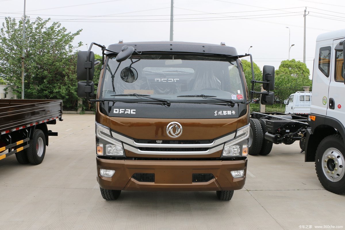 东风 多利卡D7 2018款 156马力 4X2 5.18米排半厢式轻卡车