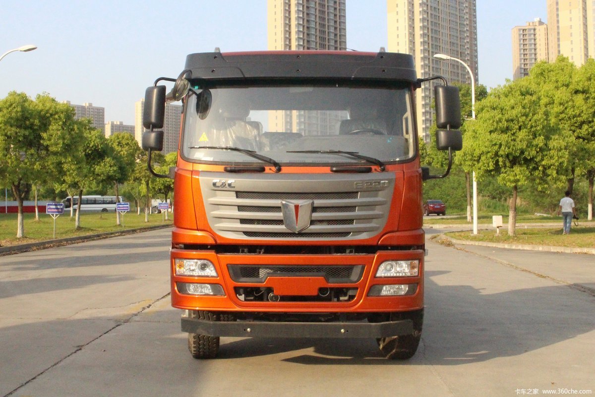 联合卡车 E185中卡 185马力 4X2 6.75米厢式载货车