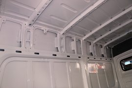SP06 电动封闭厢货内饰图片