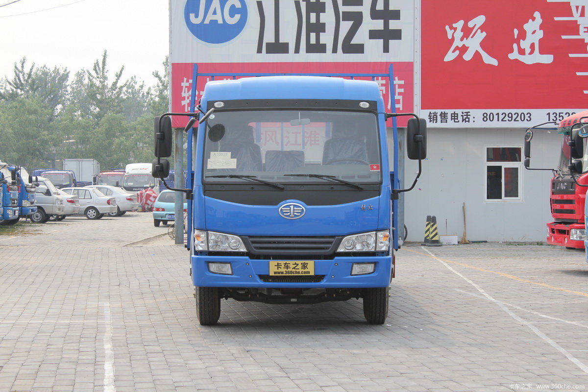 青岛解放 赛龙II中卡 130马力 4X2 5.8米排半厢式载货车