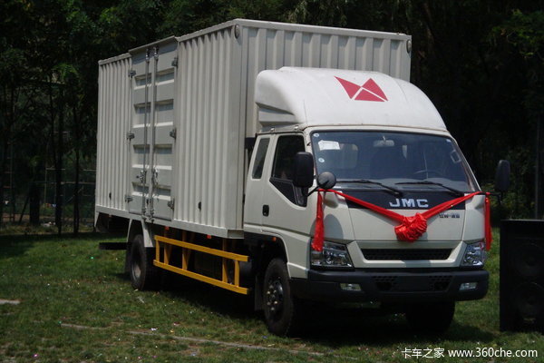 江铃 凯威中卡 156马力 4X2 6.1米排半厢式载货车(JX5090XXYXPRC2)