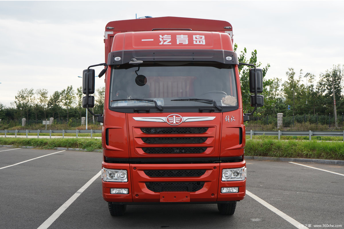 青岛解放 龙VH中卡 2.0版 220马力 4X2 8.8米厢式载货车(国六)(6600轴距)(锡柴)