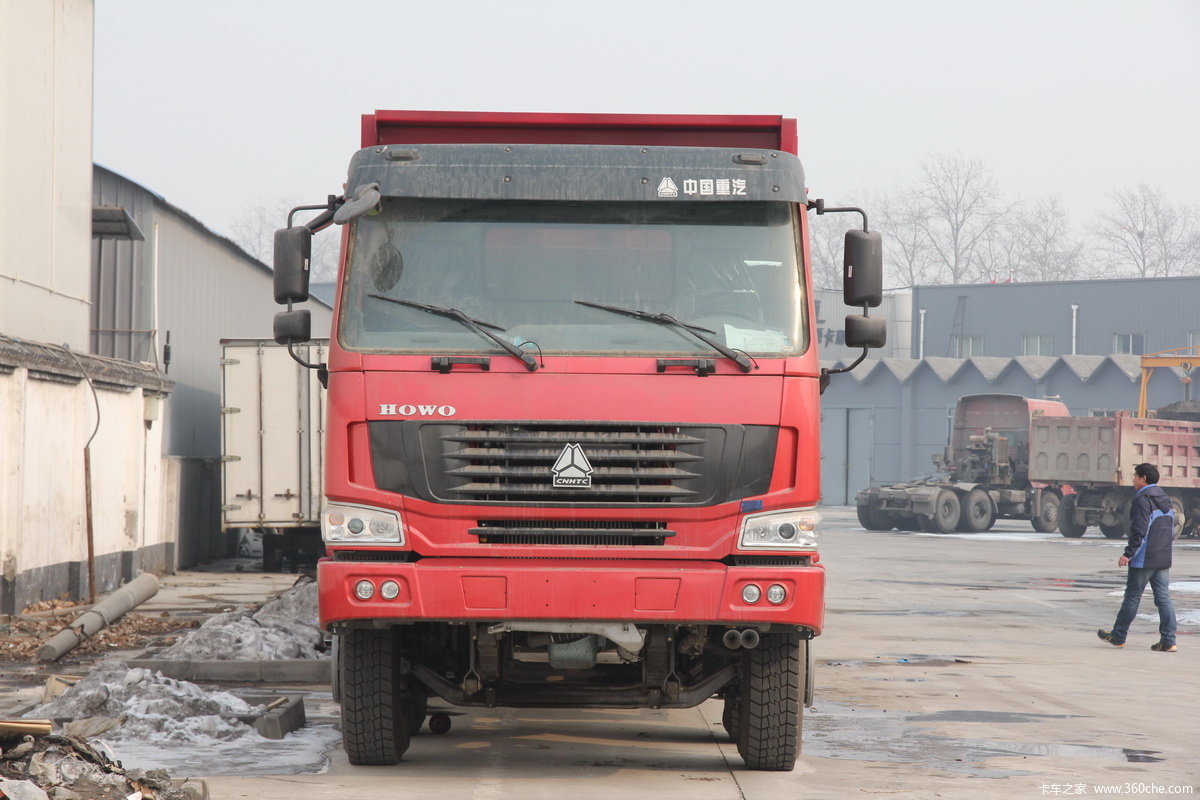 中国重汽 HOWO重卡 375马力 8X4 7.6米自卸车(侧翻)