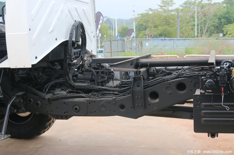 【图】奔驰 乌尼莫克u4000 218马力 4x4越野载货车底盘_实拍图片