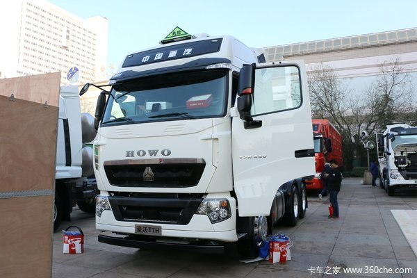 中国重汽 HOWO T7H重卡 安行版 440马力 6X4危化品牵引车(ZZ4257V324HE1W)