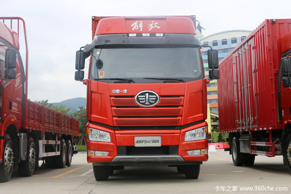 一汽解放 J6P 精英版 320马力 6X2 9.4米仓栅式载货车(CA5250CCYP66K1L6T3E6)