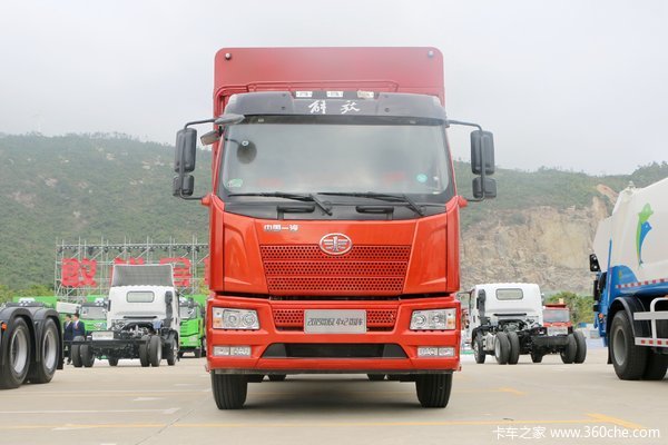 一汽解放 新J6L重卡 220马力 4X2 6.2米厢式载货车(国六)(CA5180XXYP62K1L4E6)