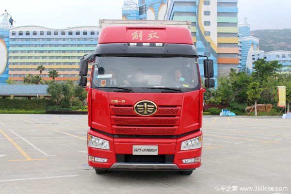 一汽解放 J6P 320马力 6X2 9.65米厢式载货车(CA5250XXYP66K1L6T3E6)