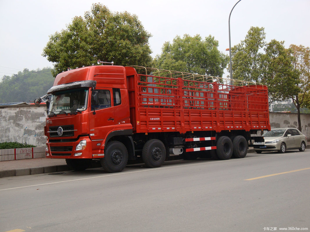 东风商用车 天龙重卡 375马力 8X4 9.6米仓栅式载货车
