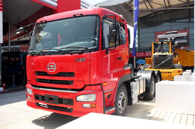 【图】东风日产柴 优迪狮重卡 390马力 6x4 牵引车(全浮高顶驾驶室)