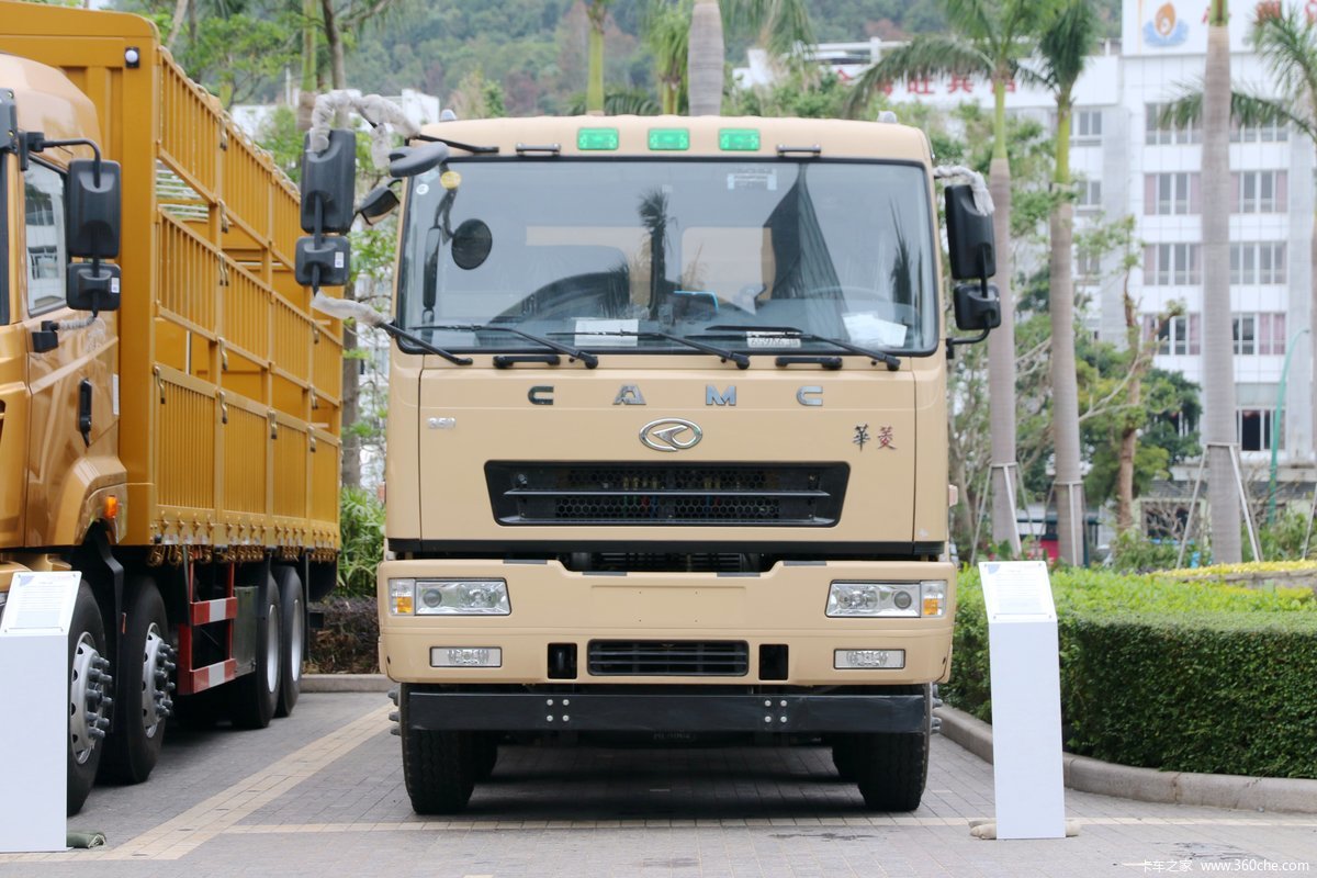 华菱重卡 标载版 350马力 8X4 5.6米自卸车(国六)